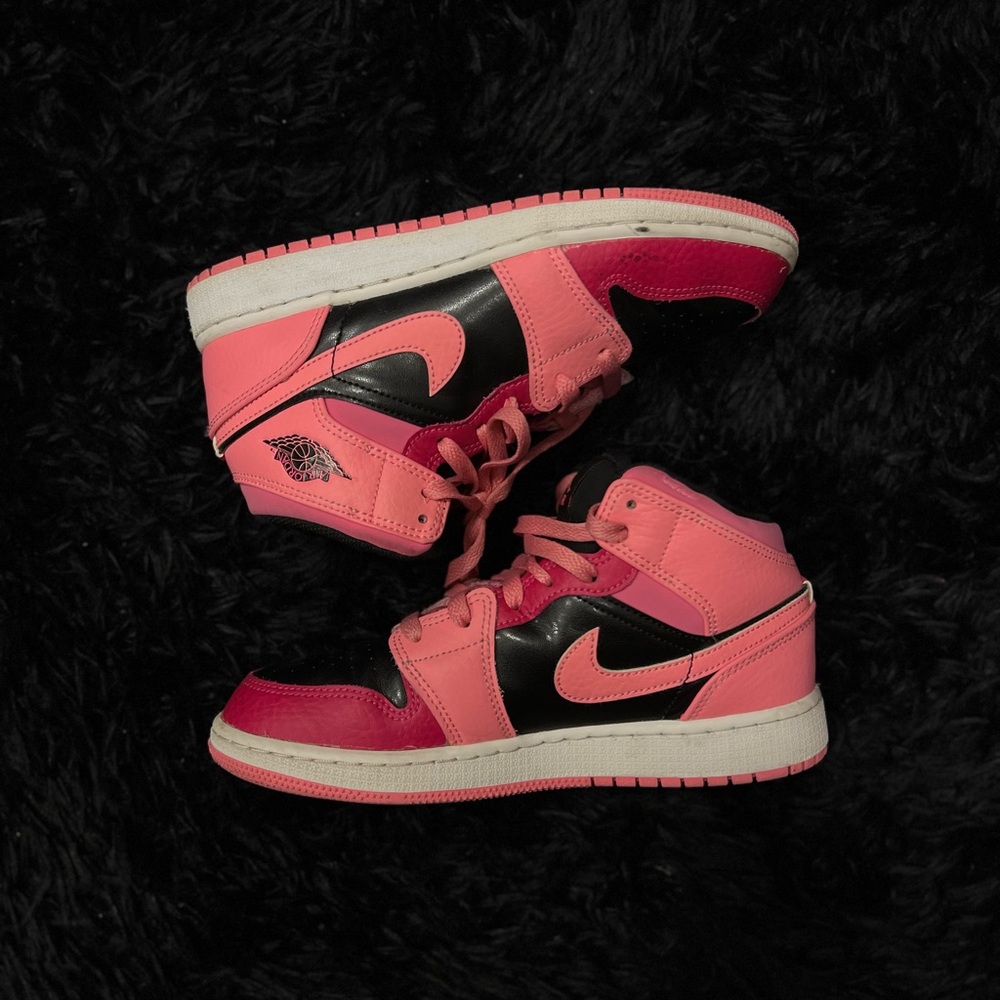 Air Jordan 1 Mid “coral chalk”